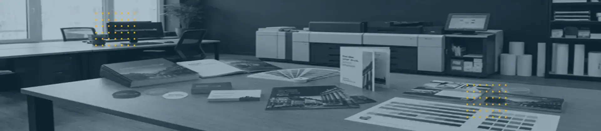Vielfalt an Printprodukten: Auslage von Büchern, Notizbüchern, Broschüren und Flyern.