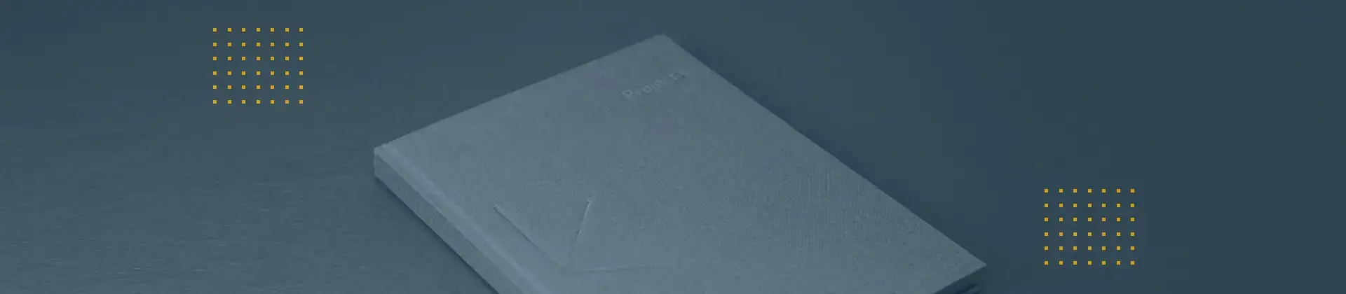 Header-Bild: Detailaufnahme eines Hardcover-Buchs mit Prägung; symbolisiert professionelle Bindung von Abschlussarbeiten.