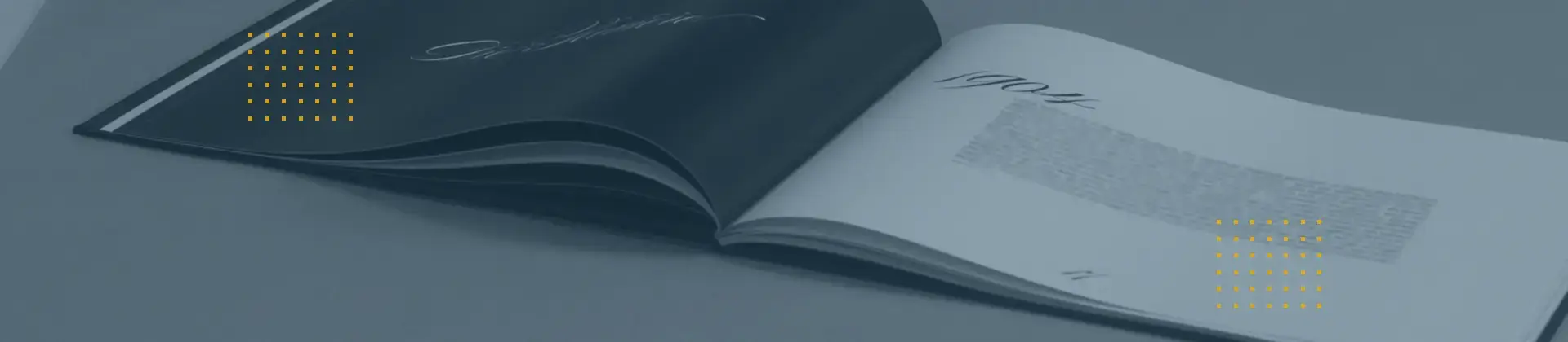 Header-Bild: Aufgeschlagenes Hardcover-Buch, das die hochwertigen Seiten und die Fadenheftung präsentiert.