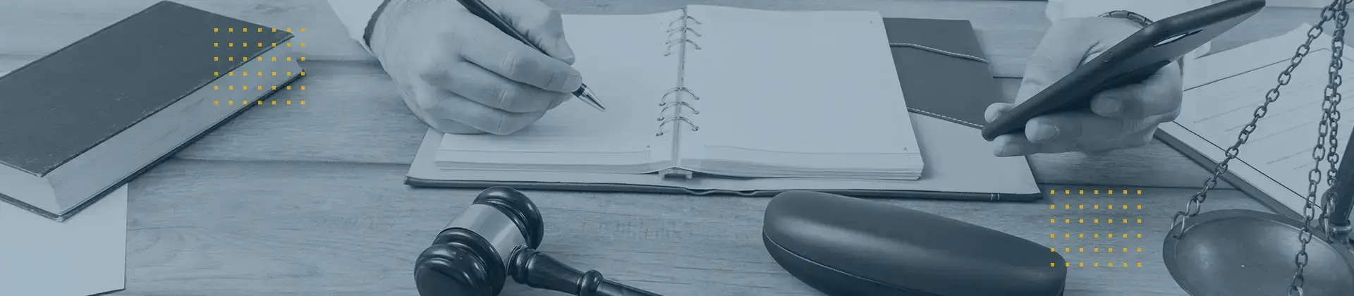 Header-Bild: Schreibtisch mit Notizbuch, Richterhammer und Waage; symbolisiert Impressum, Datenschutz und Rechtssicherheit.