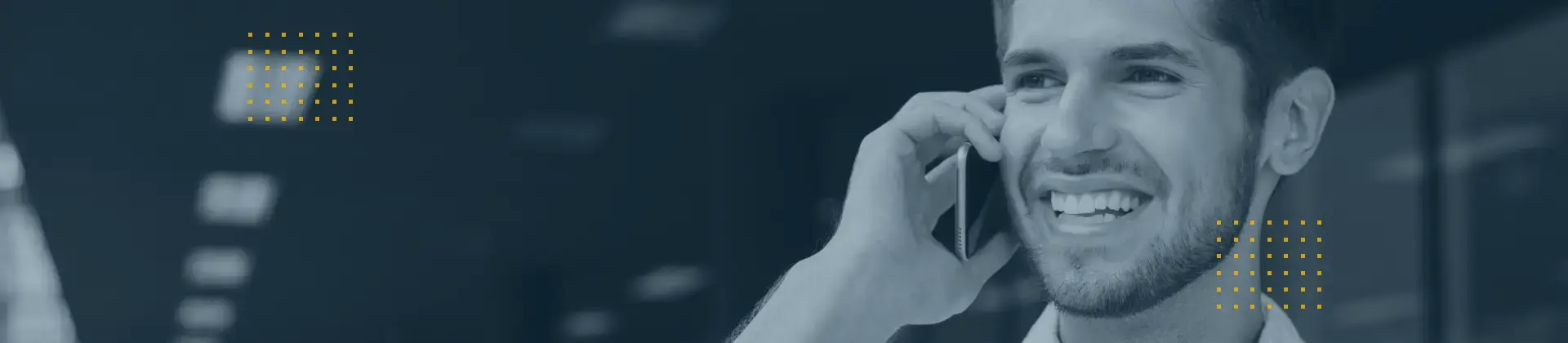 Header-Bild: Lächelnder Mann telefoniert mit einem Mobiltelefon; symbolisiert direkten Kontakt und Kundenservice.