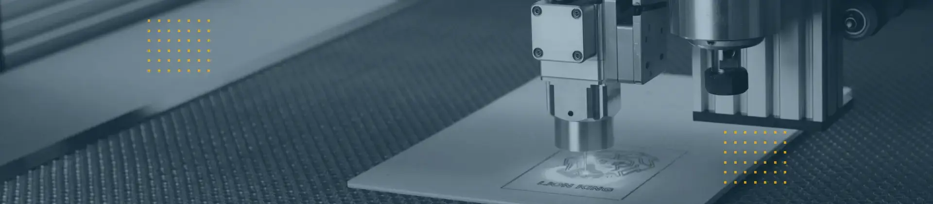 Header-Bild: Lasergravurmaschine ätzt ein Motiv in Material; symbolisiert Digitaldruck-Veredelung und Lasercut-Optionen.