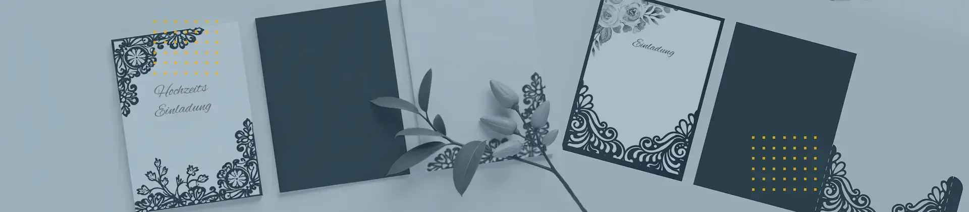 Header-Bild: Hochzeitseinladungen in verschiedenen Designs und Veredelungen, auf einem Tisch arrangiert; Digitaldruck-Produkte.