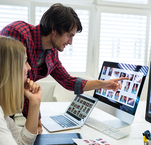 Satz & Layout Designer vor einem Monitor
